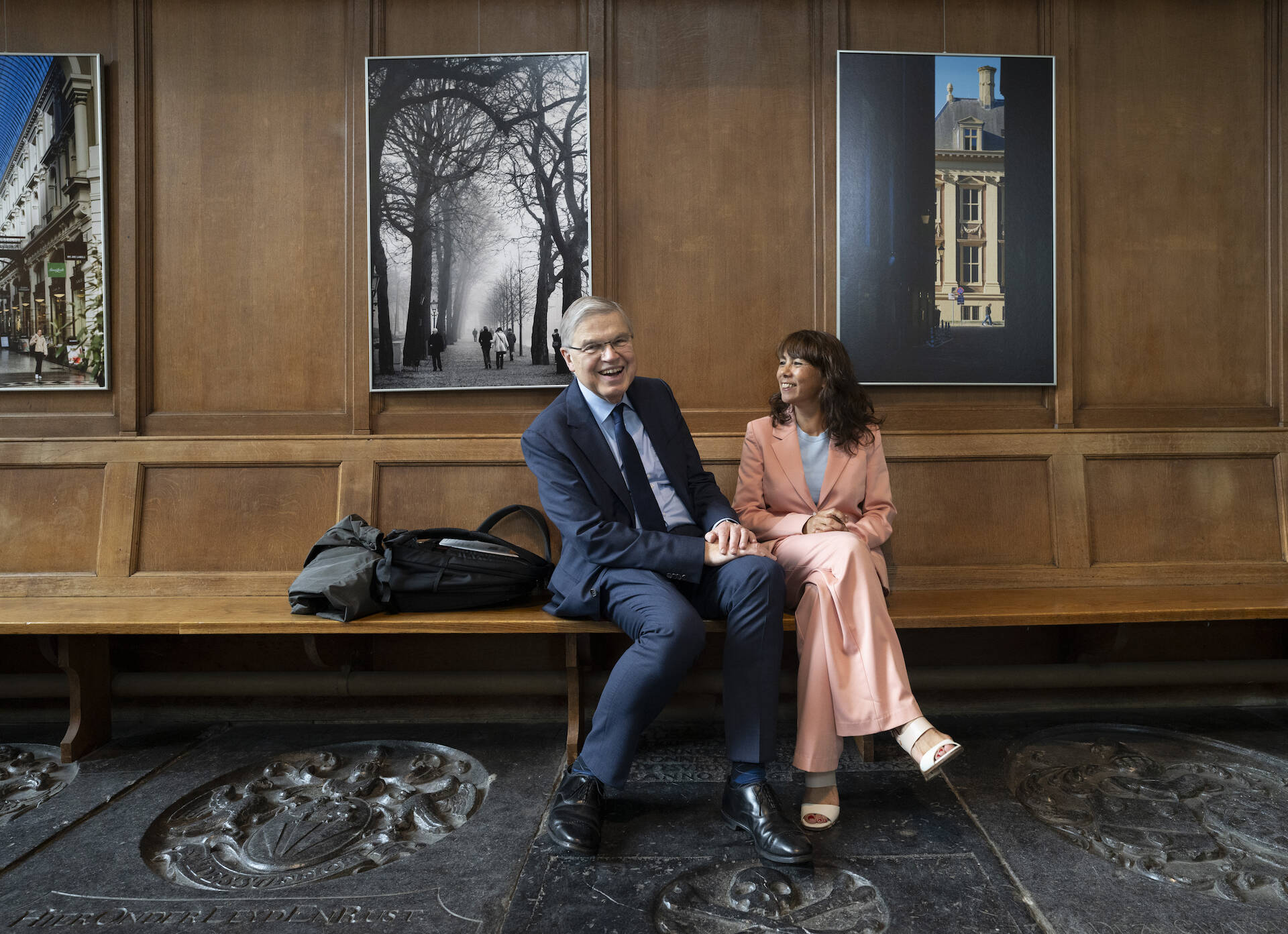 Senator Mei Li Vos, een van de organisatoren van het symposium, in gesprek met Ernst Hirsch Ballin