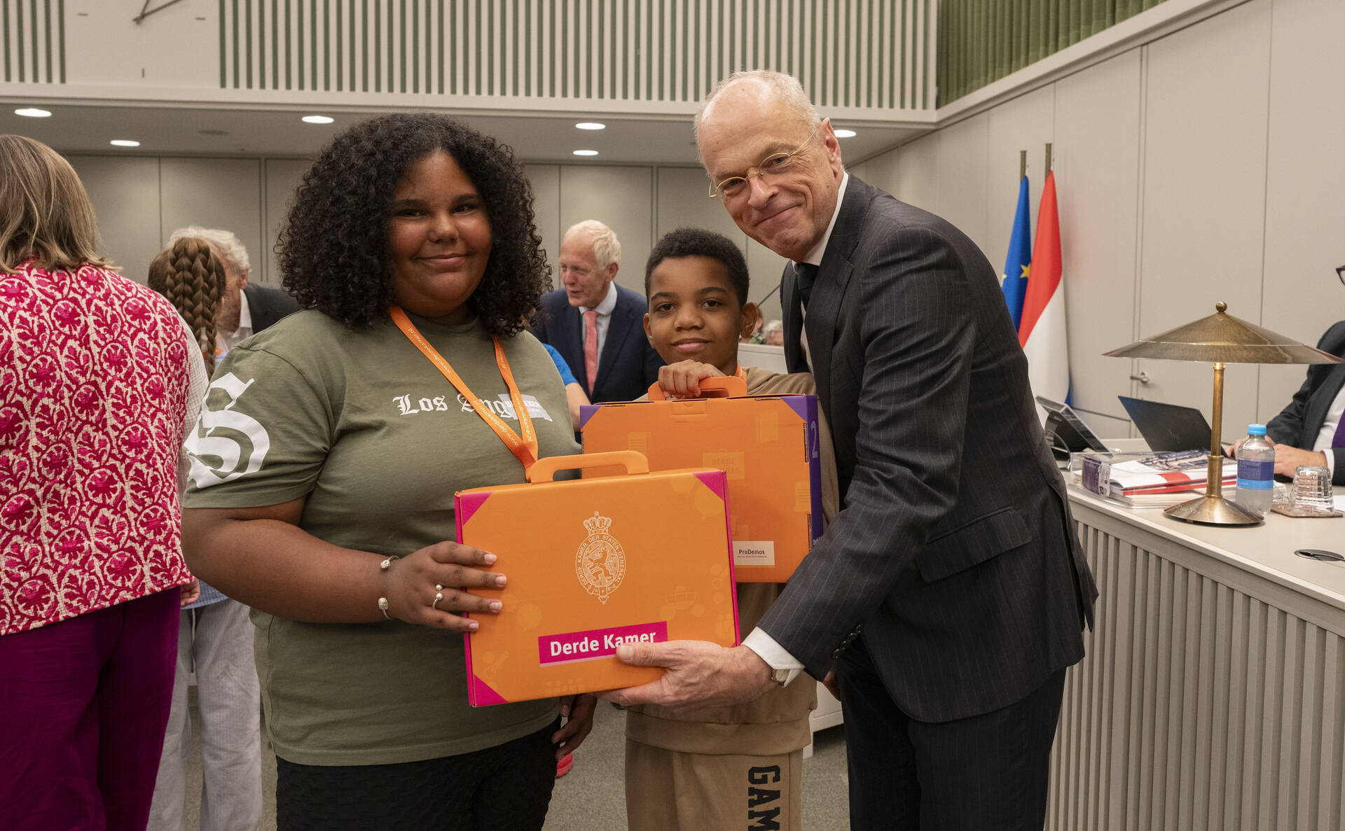 Kamervoorzitter Jan Anthonie Bruijn nam de eerste exemplaren namens de Eerste Kamer in ontvangst.