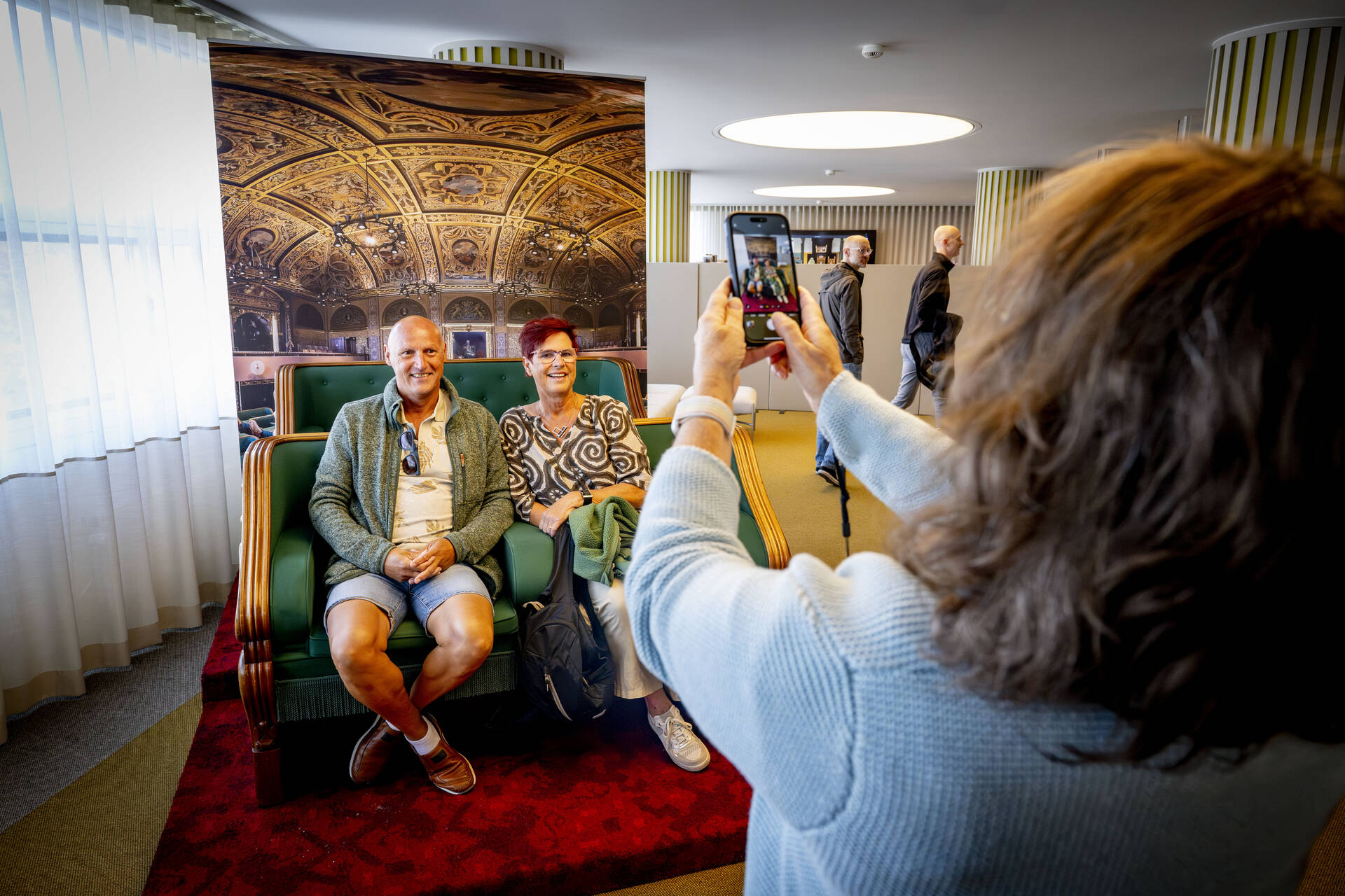 De groene bankjes uit de zaal van de Eerste Kamer aan het Binnenhof waren populair