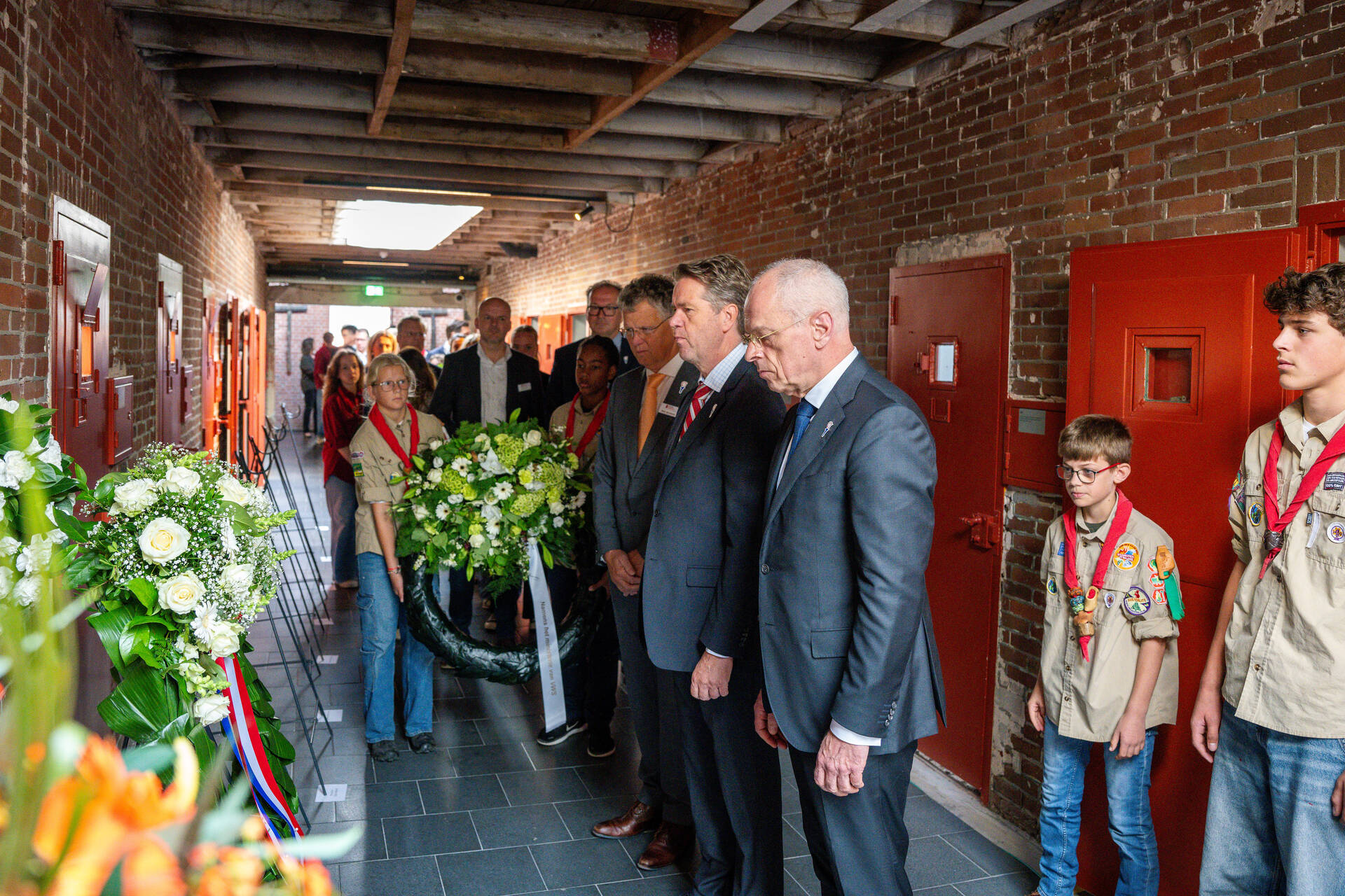 Beide Kamervoorzitters leggen op 21 september 2024 een krans bij cel 601 in Nationaal Monument Oranjehotel