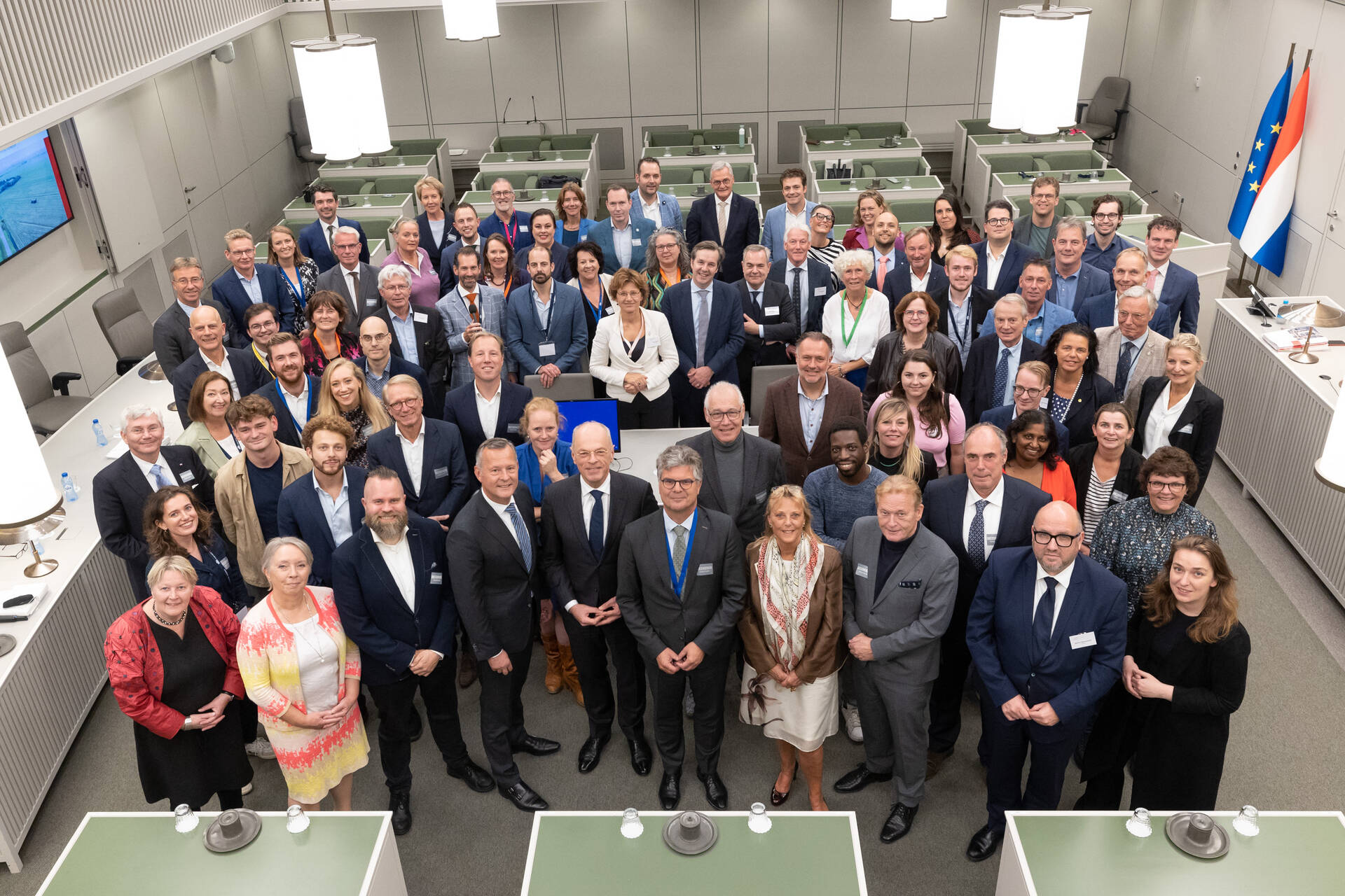 Een delegatie van de Provinciale en Gedeputeerde Staten poseert met senatoren, Voorzitter en Griffier