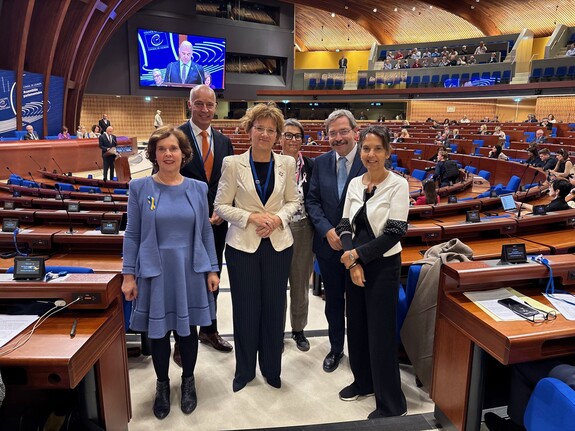 De delegatie in de plenaire zaal, Hémicycle, van de Parlementaire Assemblee van de Raad van Europa