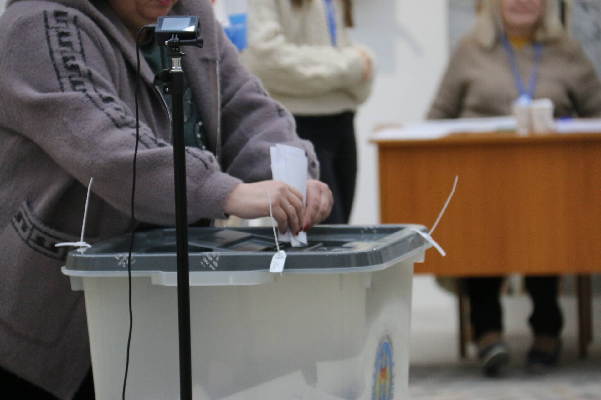 Stem uitbrengen in een stembureau in Chisinau, Moldavië