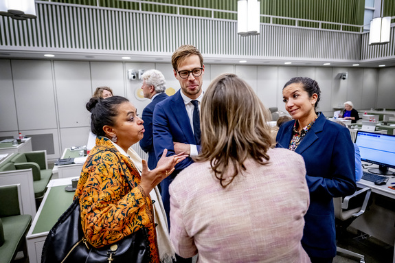 Staatssecretaris Nobel (midden) en staatssecretaris Achahbar (rechts) in gesprek met senatoren Ramsodit en Van Wijk