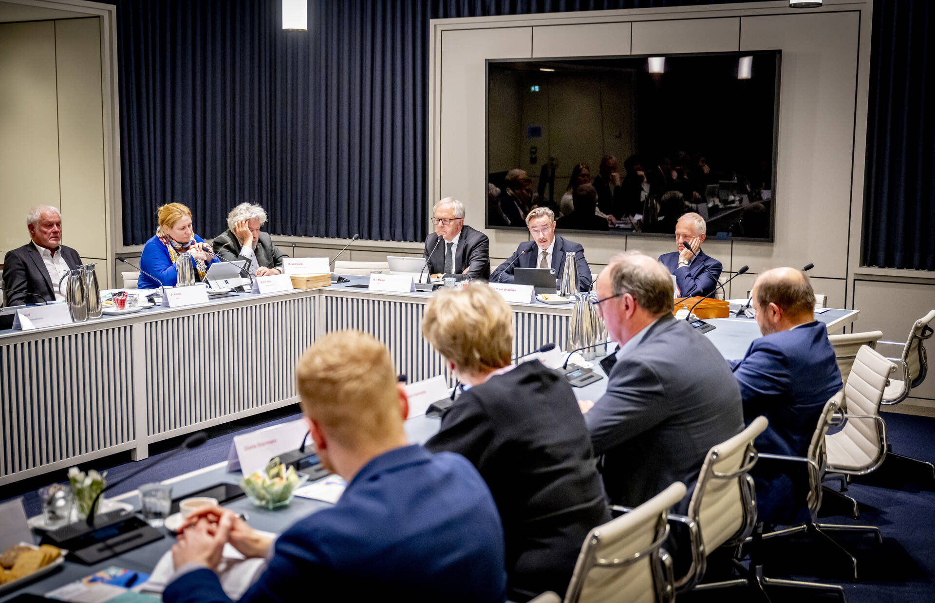 Leden van de Stuurgroep Staat van de Uitvoering in gesprek met de commissie voor Binnenlandse Zaken