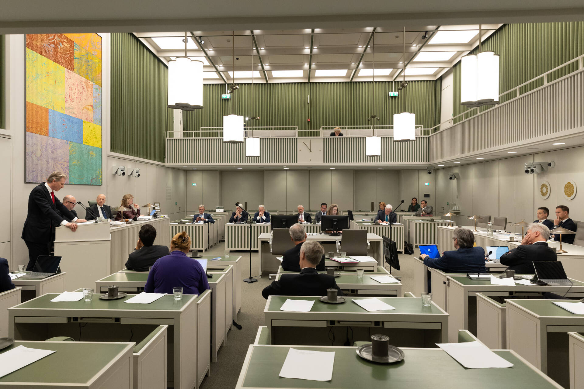 Een overzichtsfoto van de Eerste Kamer tijdens de Algemene Financiële Beschouwingen.