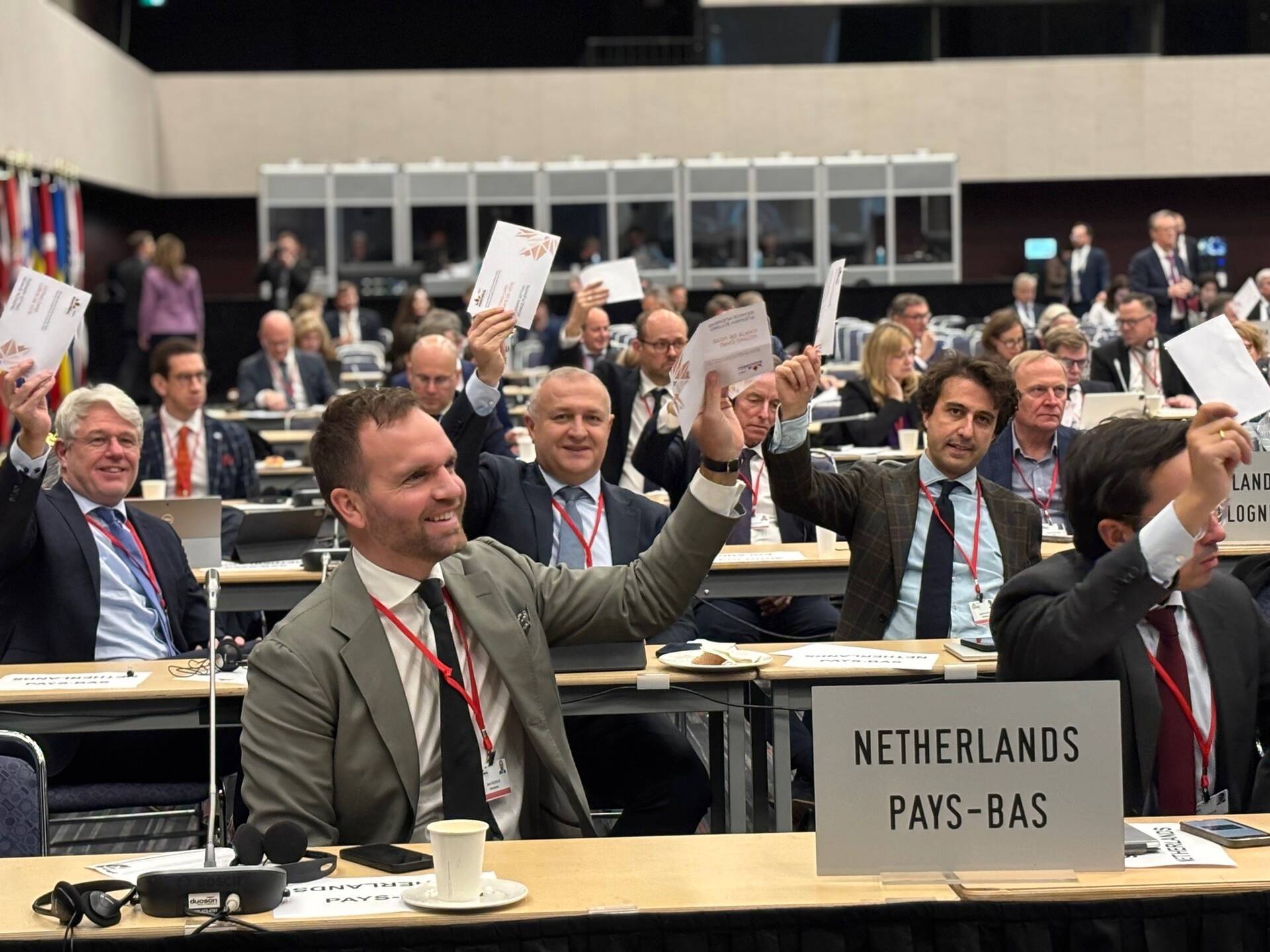 Een deel van de delegatie tijdens een stemming