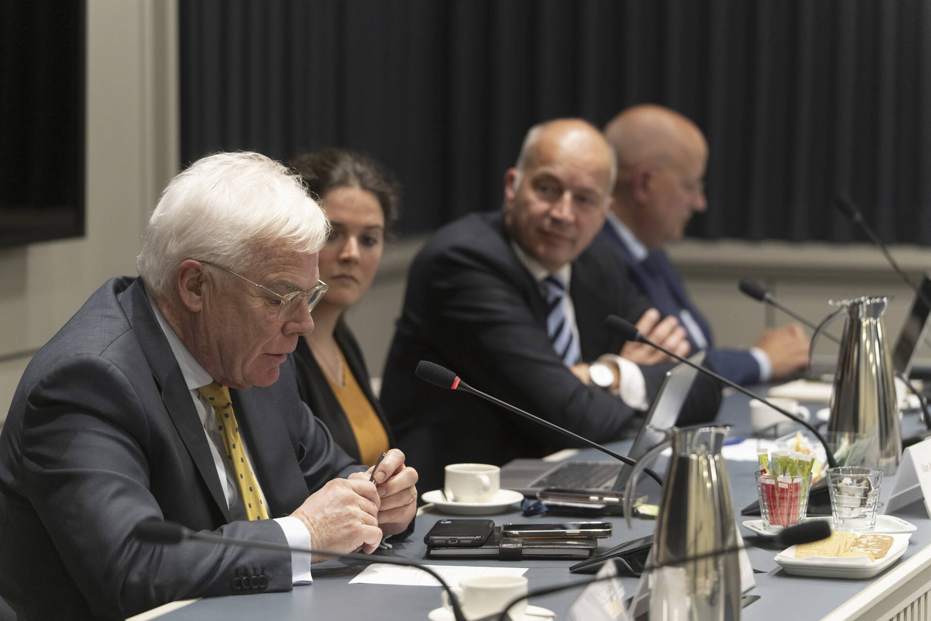 Leden van de commissies zijn in gesprek met de delegatie van de Autoriteit Consument en Markt.