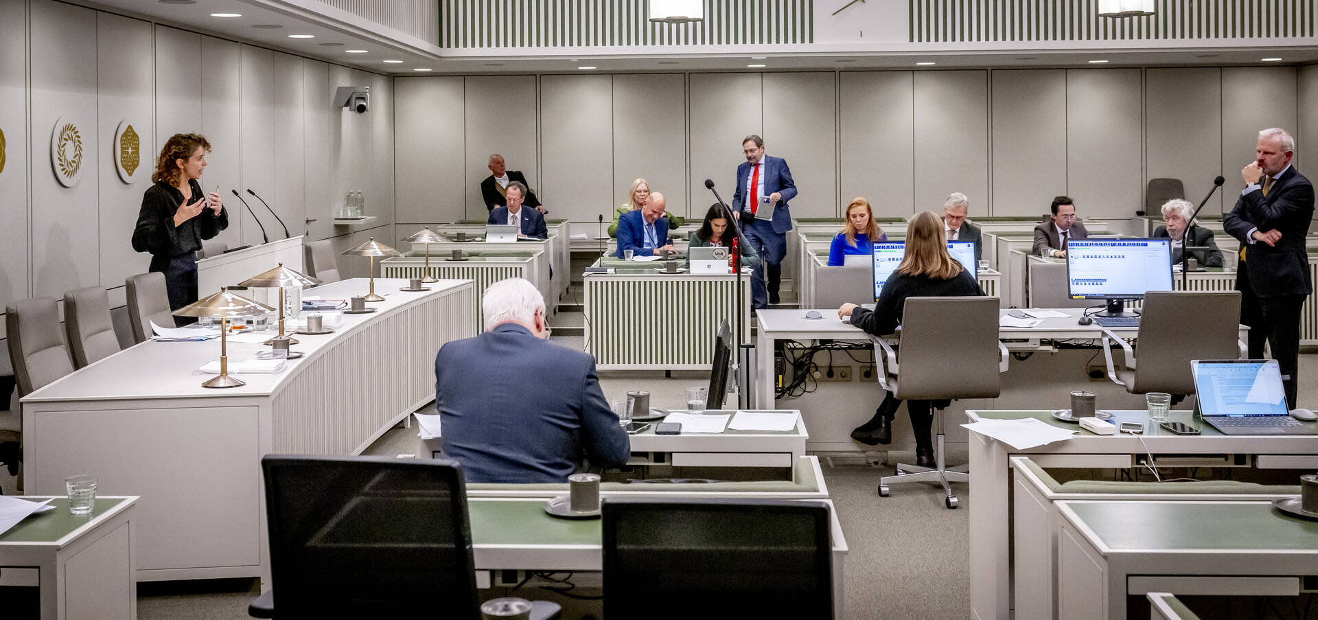 Minister Hermans in debat met de Eerste Kamer.