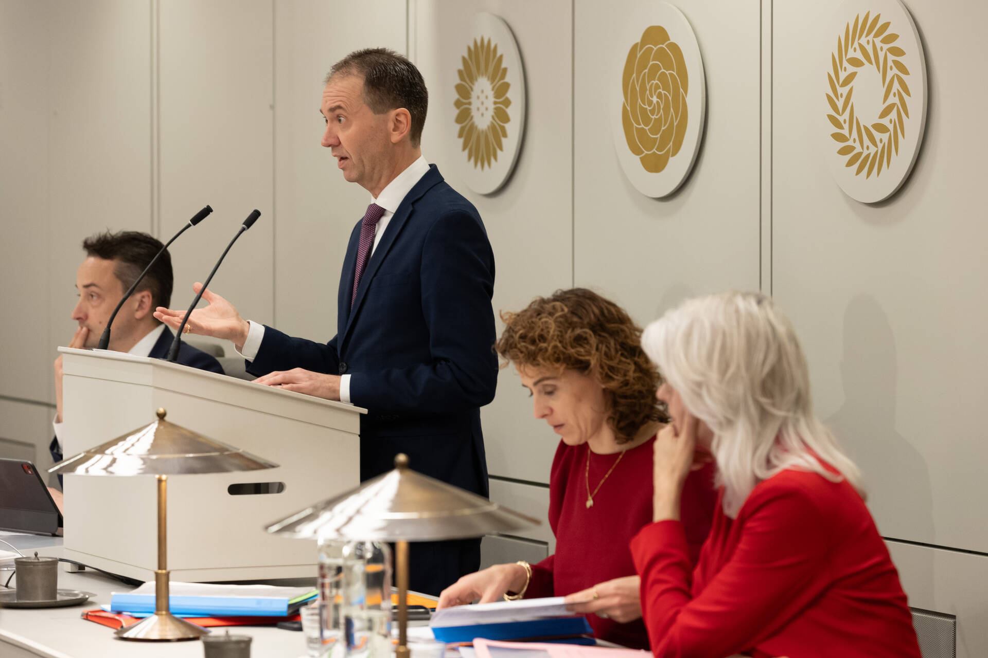 Minister Van Hijum tijdens het debat op 10 december 2024