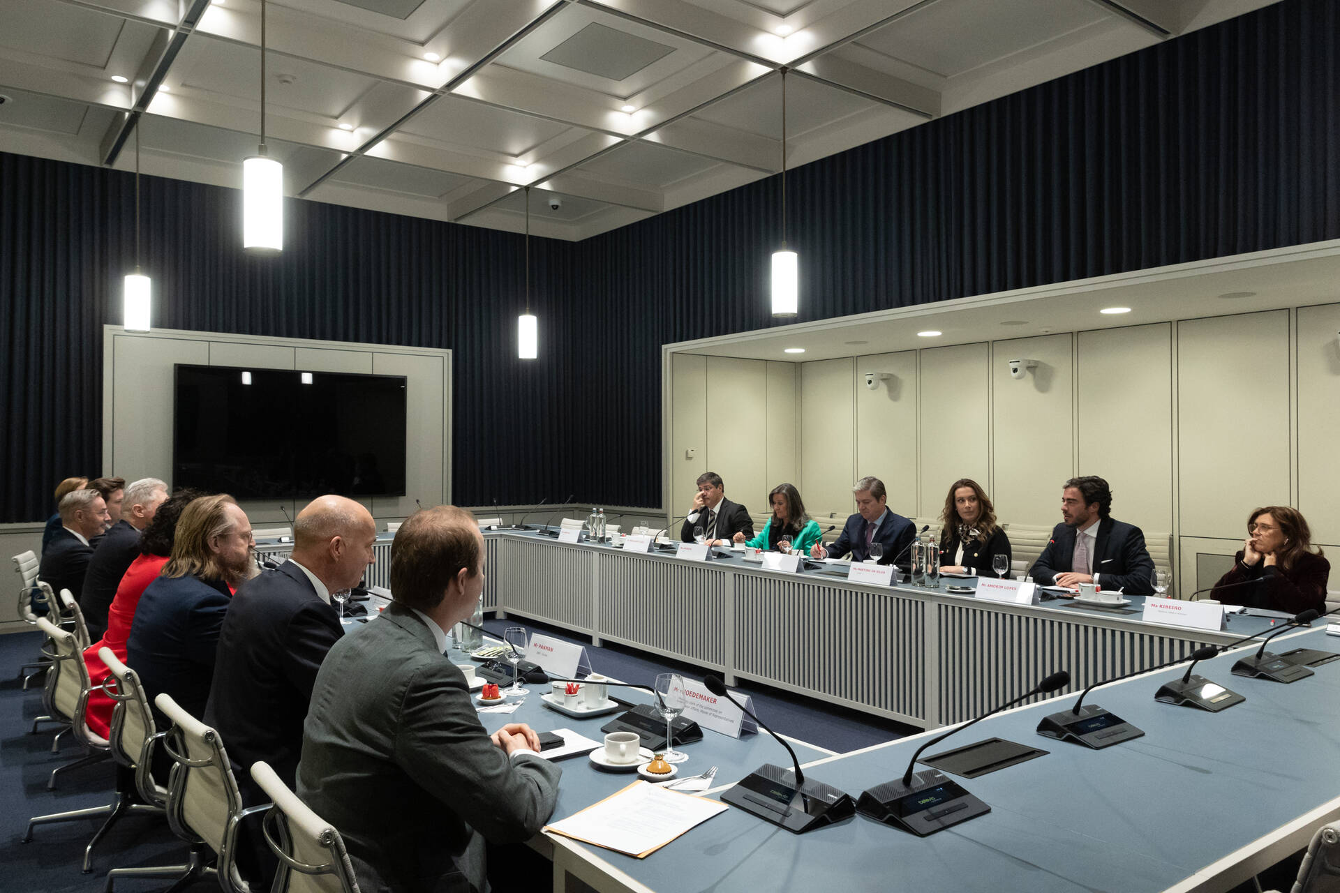 Nederlandse en Portugese parlementsleden gaan met elkaar in gesprek