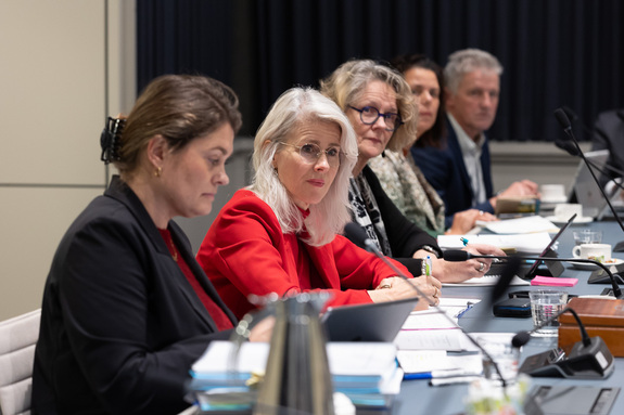 Minister Keijzer van Volkshuisvesting en Ruimtelijke Ordening in gesprek met de commissie voor Infrastructuur en Waterstaat/Volkshuisvesting en Ruimtelijke Ordening (IW/VRO)