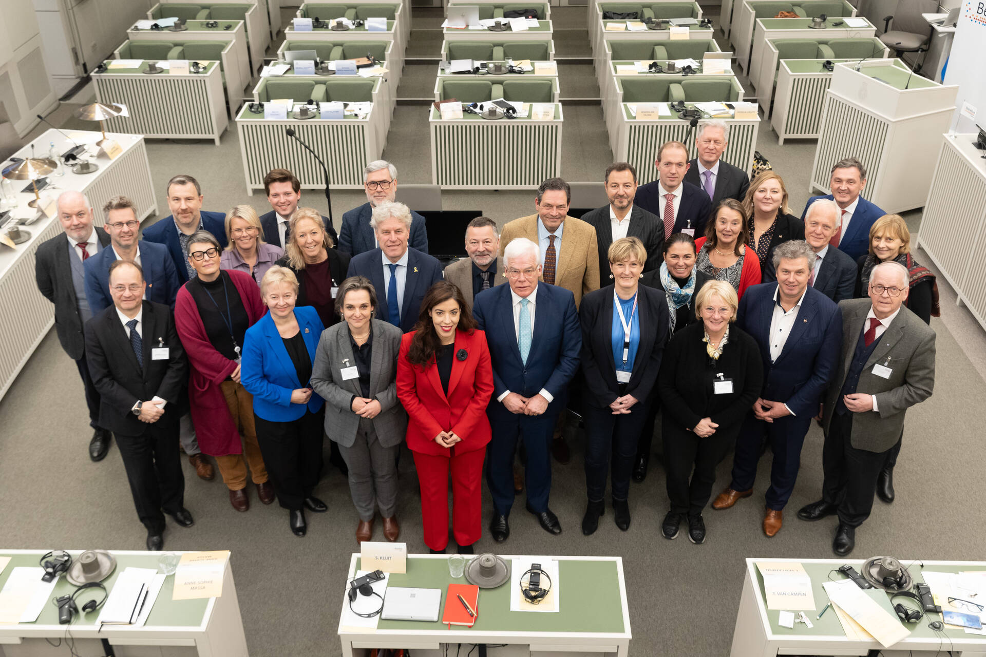 Groepsfoto Beneluxparlement in Eerste Kamer