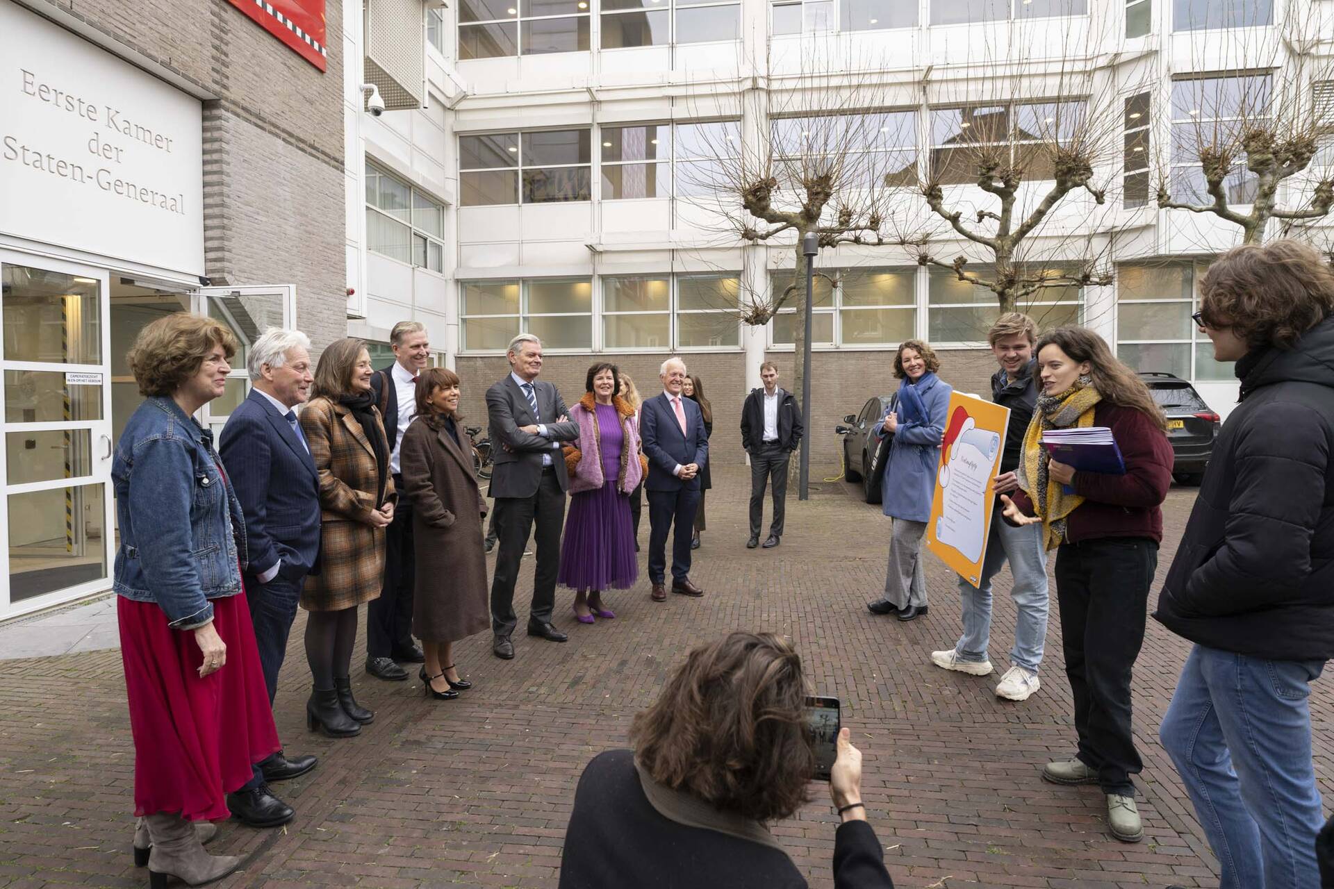 Kamer neemt FNV-petitie hoger minimumloon in ontvangst