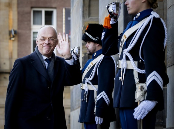 Kamervoorzitter Bruijn komt aan bij het Paleis op de Dam in Amsterdam.