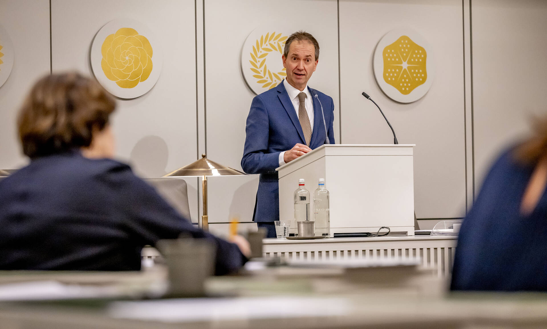 Minister Van Hijum tijdens het debat op 14 januari 2025