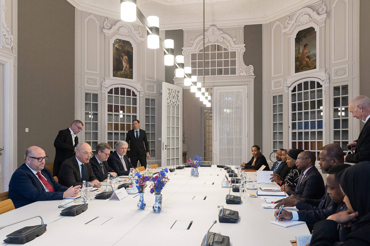 De Keniaanse delegatie in gesprek met de Kamervoorzitters