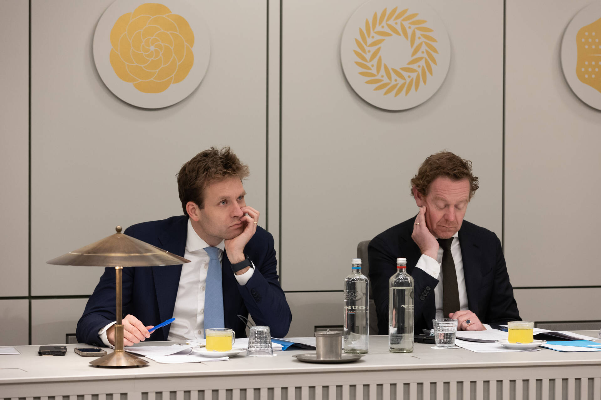 Staatssecretaris Karremans en minister Van Weel tijdens het debat op dinsdag 21 januari 2025