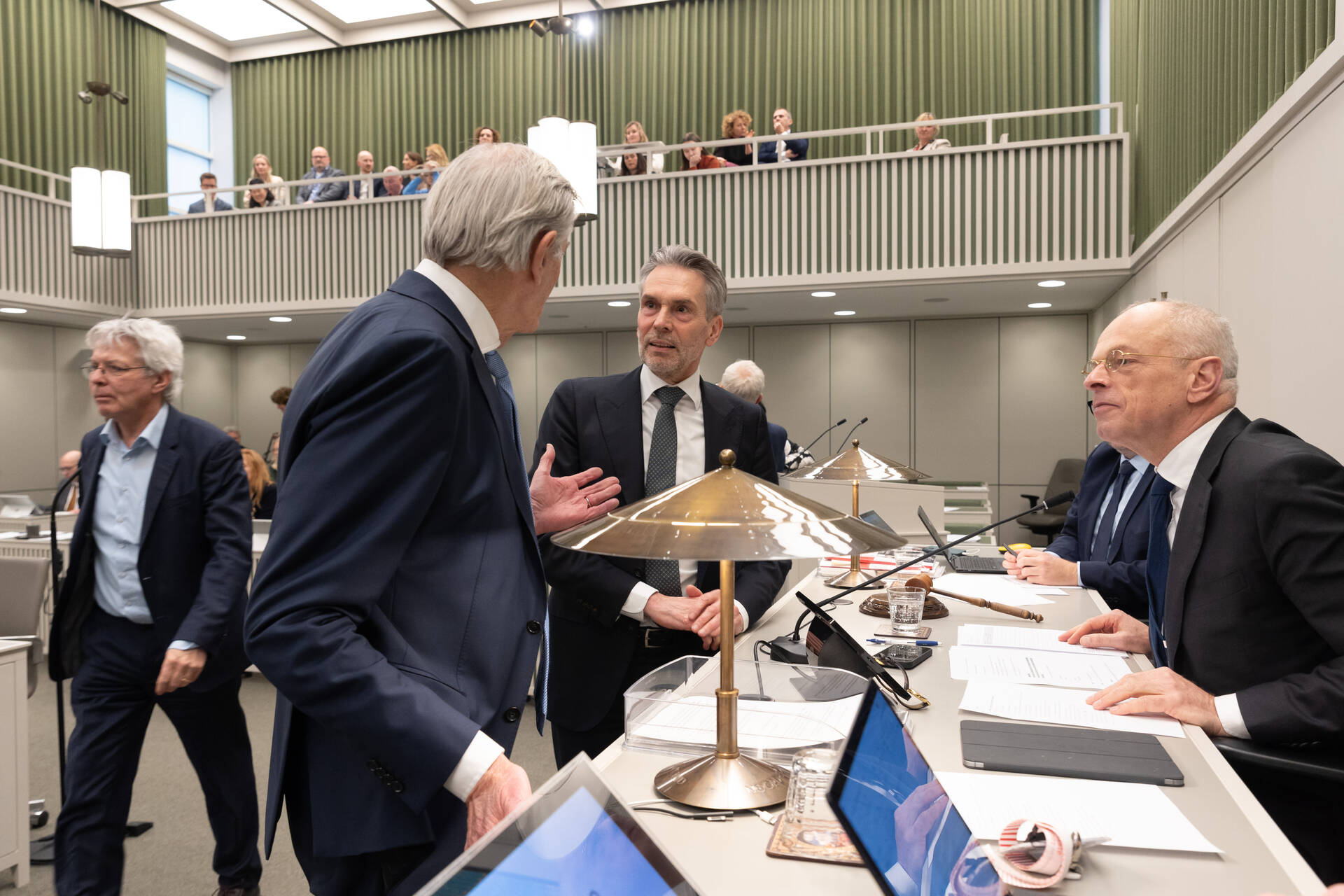 Senator Van Rooijen (50PLUS) begroet premier Schoof (midden), links Eerste Kamervoorzitter Bruijn.