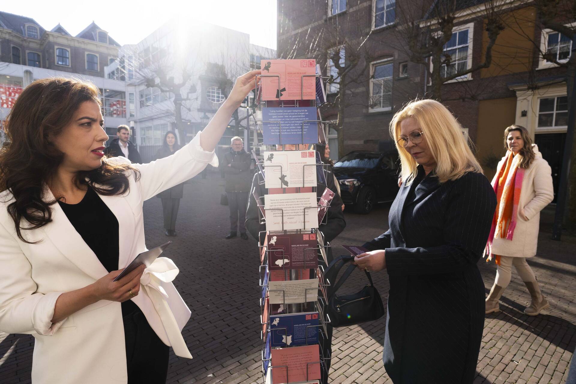 Commissieleden Fatimazhra Belhirch en Madeleine van Toorenburg