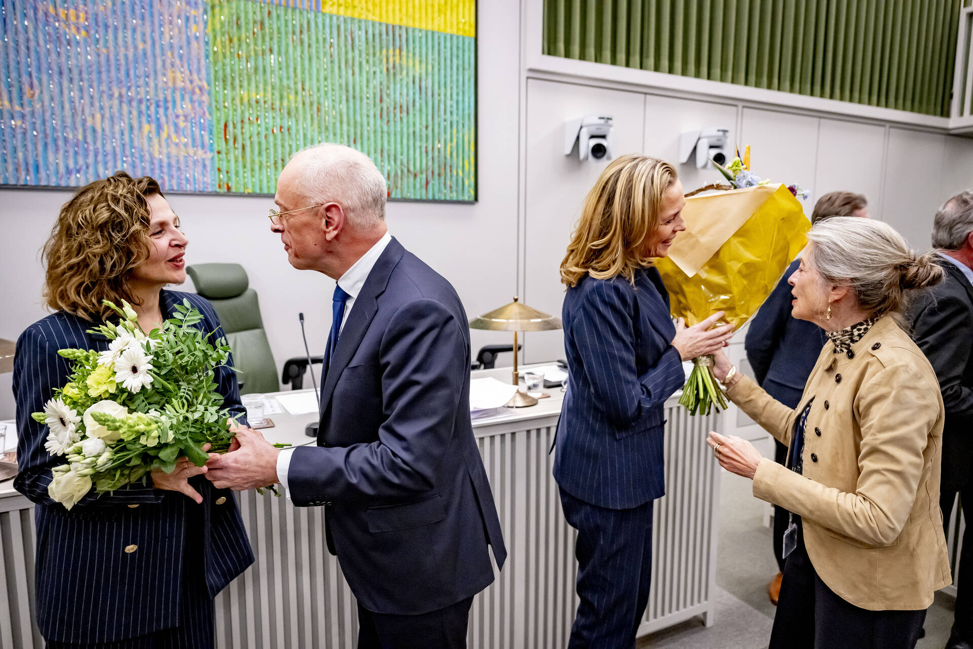 Bloemen van de nieuwe VVD-fractievoorzitter Tanja Klip-Martin voor Van der Linden na haar installatie (rechts); bloemen van Kamervoorzitter Bruijn voor vertrekkend VVD-senator Schippers (links)