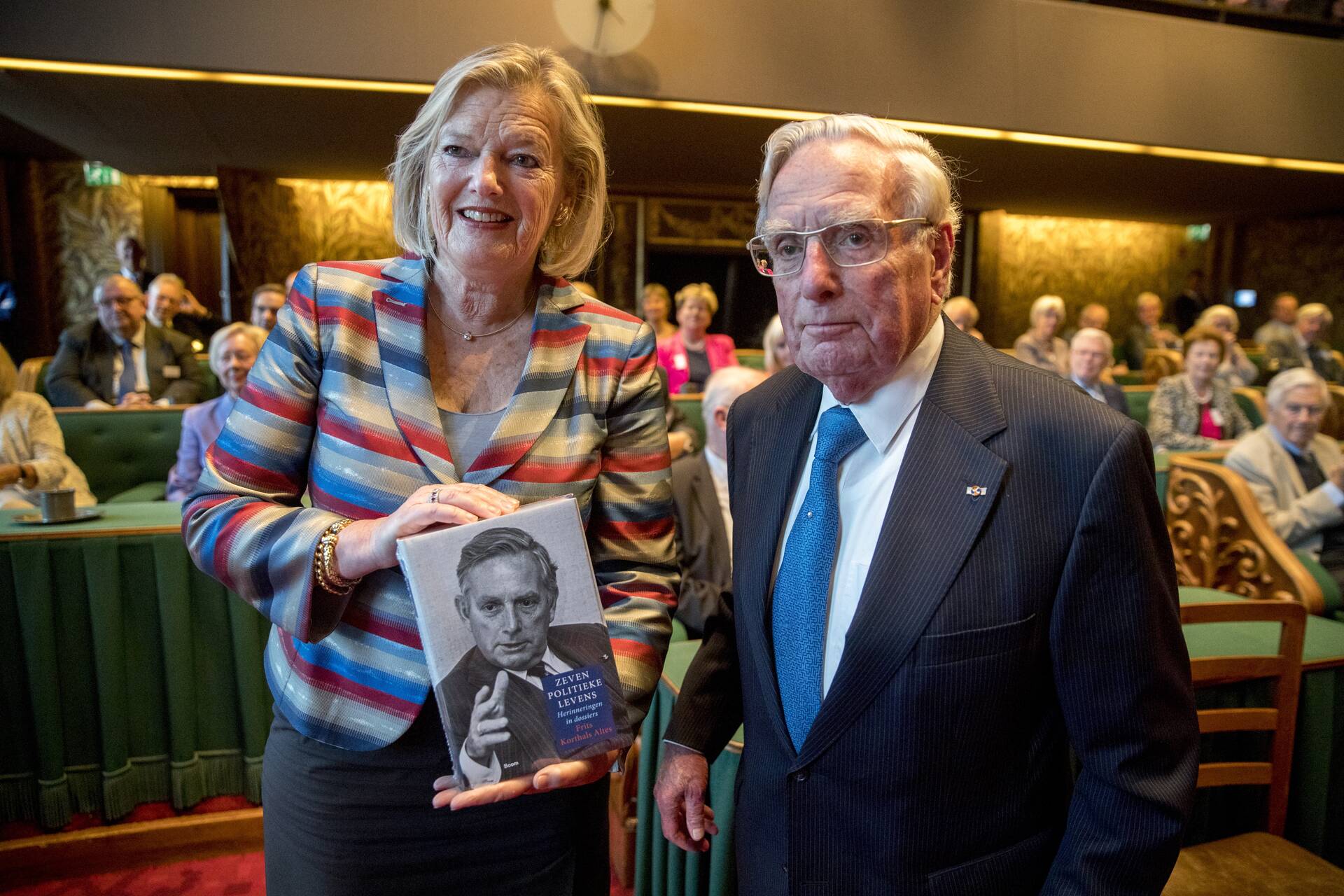 In 2017 presenteerde Frits Korthals Altes zijn boek 'Zeven politieke levens' in de Eerste Kamer. Hier op de foto met toenmalig Voorzitter Ankie Broekers-Knol