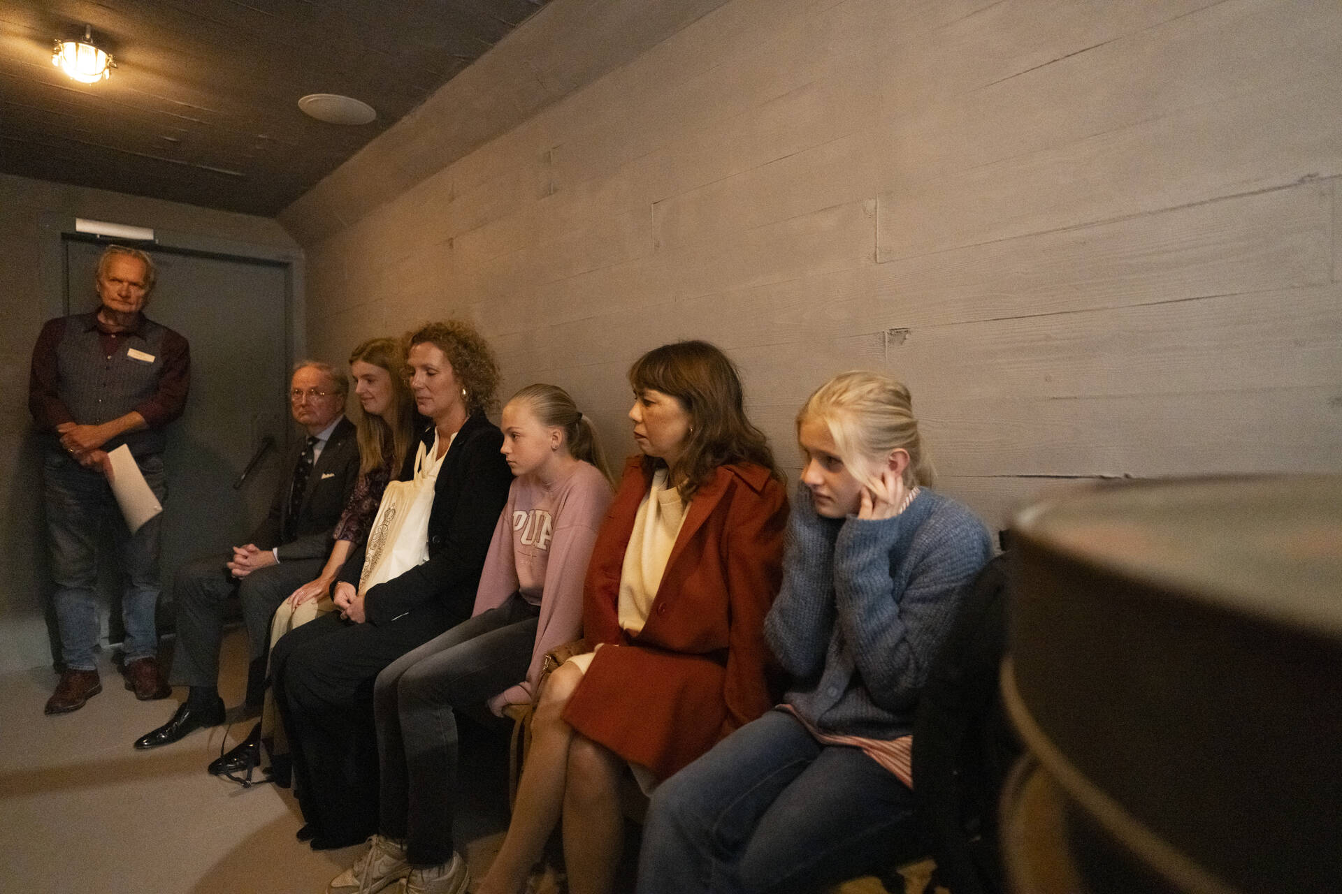 Eerste Kamervoorzitter Mei Li Vos en senator Robbert Croll (D66) in de nagebouwde schuilkelder