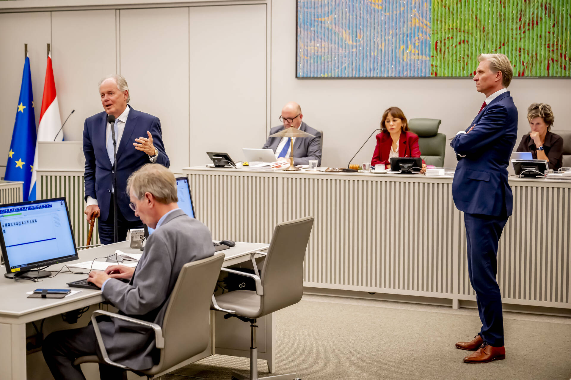 Senator Van Meenen (D66-links) en senator Van Apeldoorn (SP-rechts) bij de interruptiemicrofoon